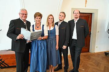 Bürgermeister Thomas Steiner mit Initiatorin Waltraud Bachmaier, Katja Kiesling, Max Köller und Kettner-Geschäftsführer Werner Bürkl (v.l.). 