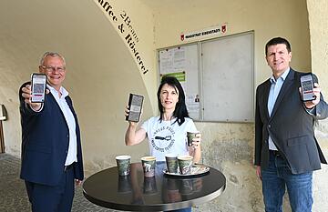 Bürgermeister Steiner mit Monika Kager und Roland Knor. 