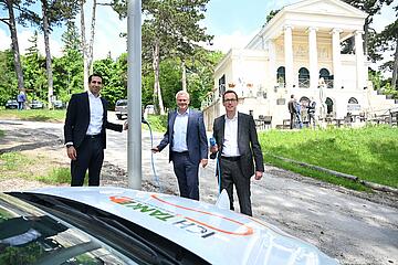 Bürgermeister Thomas Steiner mit der neuen Energie Burgenland Führungsspitze, Vorstandsvorsitzender Stephan Sharma (l.) und Finanzvorstand Reinhard Czerny (r.).