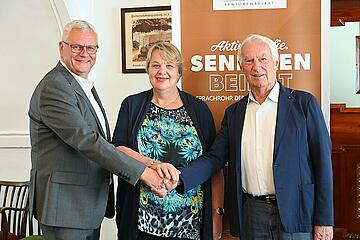 Bürgermeister Thomas Steiner mit dem scheidenden und der neuen Vorsitzenden des Seniorenbeirates, Hans Skarits und Adelheid Hahnekamp.