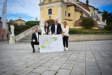 Bürgermeister Thomas Steiner mit Grünen Klubobfrau Samara Sánchez Pöll sowie Andrea Dvornikovich (r.), Obfrau der Stadtentwicklung Oberberg/Unterberg, sowie Gemeinderat Michael Nemeth (l.) am Kalvarienbergplatz, der nächstes Jahr entsiegelt und neu gestaltet werden wird. 