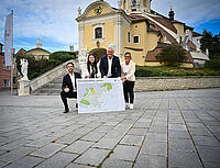 Bürgermeister Thomas Steiner mit Grünen Klubobfrau Samara Sánchez Pöll sowie Andrea Dvornikovich (r.), Obfrau der Stadtentwicklung Oberberg/Unterberg, sowie Gemeinderat Michael Nemeth (l.) am Kalvarienbergplatz, der nächstes Jahr entsiegelt und neu gestaltet werden wird. 