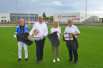 ürgermeister Thomas Steiner überreichte Sport Austria Präsident Hans Niessl (r.) sowie Verbandspräsident Rolf Meixner und Uschi Bredlinger vom Laufteam Burgenland Eisenstadt als kleines Dankeschön im Rahmen der Pressekonferenz auch neue „Sportstadt Eisenstadt“ Polo-Shirts. 