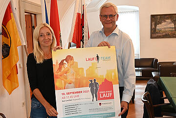 Bürgermeister Thomas Steiner mit Organisatorin Uschi Bredlinger. 