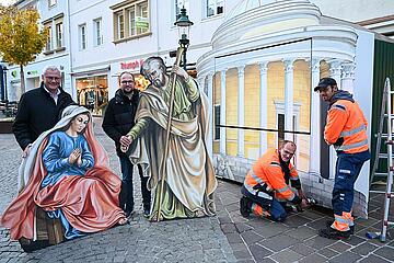 Bürgermeister Thomas Steiner mit dem 1. Vizebürgermeister Istvan Deli sowie den Mitarbeitern der Stadt, die derzeit die Hütten aufbauen.