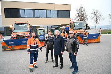 Bürgermeister Thomas Steiner mit Mitarbeitern des Bauhofes. 