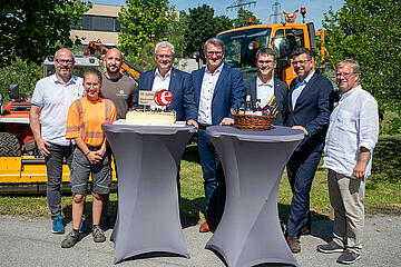 Gruppenfoto von Bürgermeister Thomas Steiner gemeinsam mit Mitarbeiter:innen im Innenhof des Bauhofs