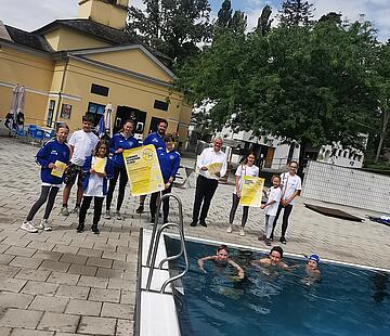 Bürgermeister Thomas Steiner mit Vertretern der beiden Schwimmvereine. 