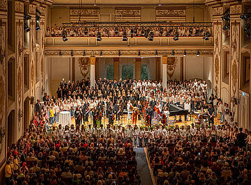 Über 450 Schülerinnen und Schüler singen gemeinsam das Abschlusslied