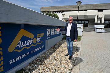 Bürgermeister Thomas Steiner vor dem Allsportzentrum Eisenstadt. 