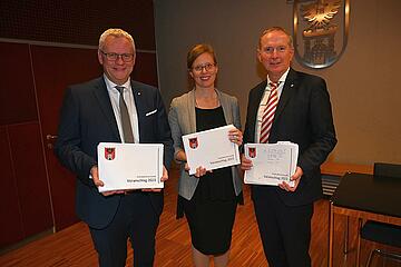 Bürgermeister Thomas Steiner mit Anja Haider-Wallner von den Grünen und Finanzstadtrat Michael Freismuth mit dem über 300 Seiten starken Voranschlag 2023. 