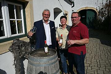 Bürgermeister Thomas Steiner mit den Winzern Theresia und Jürgen Zechmeister.