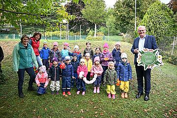 Bürgermeister Thomas Steiner gemeinsam mit der Expertin Tanja Duscher im Kindergarten Oberberg. 