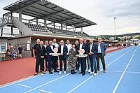 Bürgermeister Thomas Steiner mit regionalen Unternehmern bei der Eröffnung der Tribüne der Leichtathletik-Arena. 