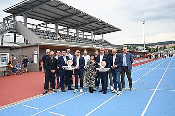Bürgermeister Thomas Steiner mit regionalen Unternehmern bei der Eröffnung der Tribüne der Leichtathletik-Arena. 