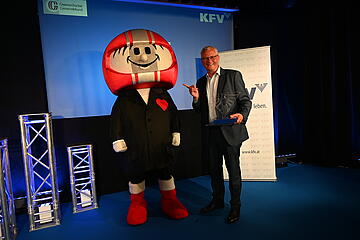 Bürgermeister Thomas Steiner mit dem KFV Maskottchen Helmi. 