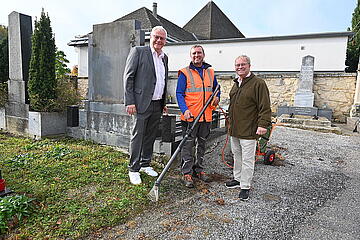 mit Bürgermeister Thomas Steiner und den Gärtnern, die gerade mit den Thermolanzen unterwegs sind. 