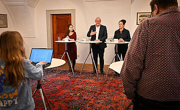 Bürgermeister Thomas Steiner erklärt im Rahmen einer Pressekonferenz die Eckpunkte des Voranschlages 2026. 