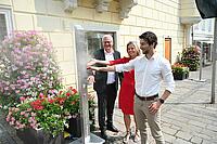 Bürgermeister Thomas Steiner mit GD-Stv. Eva Fugger von der Raiffeisenlandesbank Burgenland und Philipp Novakovits von der Forschung Burgenland bei einer der zwei Sprühnebel-Anlagen in der Eisenstädter Fußgängerzone. 