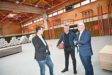 Bürgermeister Thomas Steiner (r.) mit Landesrat Heinrich Dorner und Obmann Roland Knor (l.) beim Lokalaugenschein. 