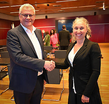 Bürgermeister Thomas Steiner gratulierte der neuen Gemeinderätin Claudia Krojer. 