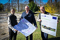 Bürgermeister Thomas Steiner mit den beiden Geschäftsführern der Schlosspark Erhaltungs GmbH. Christian Widder (l.) und Stefan Ferschich (r.). 