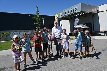 Bürgermeister Thomas Steiner mit teilnehmenden Kindern beim Eisenstädter Ferienspiel