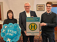 Bürgermeister Thomas Steiner mit Ruth Klinger-Zechmeister, Obfrau des Ausschusses für Planung, Bau und Umweltschutz sowie Patrick Wegleitner. 