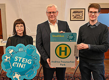 Bürgermeister Thomas Steiner mit Ruth Klinger-Zechmeister, Obfrau des Ausschusses für Planung, Bau und Umweltschutz sowie Patrick Wegleitner. 