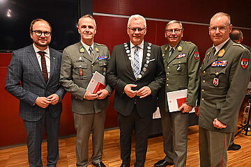 Bürgermeister Thomas Steiner (Mitte) und der 1. Vizebürgermeister Istvan Deli (l.) gemeinsam mit Militärkommandanten Gernot Gasser (r.) und den zwei Trägern des Goldenen Verdienstkreuzes: Militärkommandant-Stellvertreter Oberst Raimund Wrana (2.v.l.) und Oberst Günter Leitner. 
