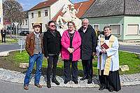 Bürgermeister Steiner, Stadtbezirksvorsteherin Hahnekamp und Stadtpfarrer Laszlo Pal mit dem Künstler und der neuen Georgi-Statue.
