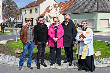 Bürgermeister Steiner, Stadtbezirksvorsteherin Hahnekamp und Stadtpfarrer Laszlo Pal mit dem Künstler und der neuen Georgi-Statue.
