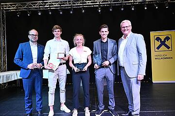 Bürgermeister Thomas Steiner (r.) mit dem 1. Vizebürgermeister Istvan Deli (l.) sowie drei Preisträgern: Radprofi Patrick Konrad (Ehrenpreis des Bürgermeisters, 2.v.r.) und den beiden Läufern Niklas Strohmayer-Dangl (Gold, allgemeine Klasse Herren) und Caroline Bredlinger (Gold, allgemeine Klasse Damen)