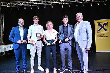 Bürgermeister Thomas Steiner (r.) mit dem 1. Vizebürgermeister Istvan Deli (l.) sowie drei Preisträgern: Radprofi Patrick Konrad (Ehrenpreis des Bürgermeisters, 2.v.r.) und den beiden Läufern Niklas Strohmayer-Dangl (Gold, allgemeine Klasse Herren) und Caroline Bredlinger (Gold, allgemeine Klasse Damen)