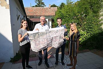 Bürgermeister Thomas Steiner mit Jugendgemeinderat Daniel Janisch, Jasmin Renner (r.) und Katharina Janisch im Innenhof des Areals, das zum Jugendzentrum werden soll. 