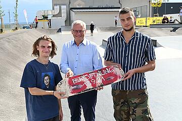 Bürgermeister Thomas Steiner mit der Führungsspitze des Skateboardvereins Burgenland, Obmann Simon Gold (l.) und Vize Peter Wagentristl, mit dem von allen unterschriebenen „Eröffnungsboard“.