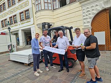 Bürgermeister Thomas Steiner mit Organisator Josef Weidinger und einigen Mitarbeitern des Aufbaus. 