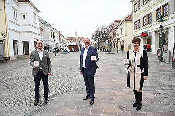 vizebügermeister Istvan Deli, Bürgermeister Thomas Steiner und Gemeinderätin Waltraud Bachmaier auf der Fußgängerzone Eisenstadt. 
