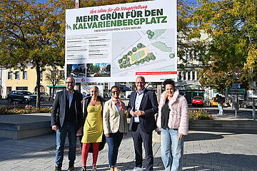 Bürgermeister Thomas Steiner mit dem 1. Vizebürgermeister Istvan Deli (l.), Grünen-Gemeinderätin Claudia Krojer, Andrea Dvornikovich (Vorsitzende des Ausschusses für den Oberberg) und 2. Vizebürgermeisterin Charlotte Toth-Kanyak (r.). 