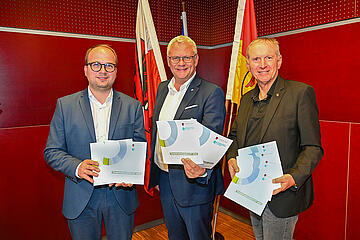 Bürgermeister Thomas Steiner gemeinsam mit dem 1. Vizebürgermeister Istvan Deli (l.) und Finanzstadtrat Michael Freismuth.