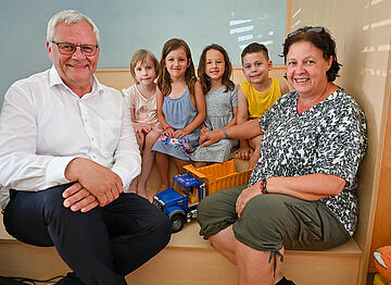 Bürgermeister Thomas Steiner und Personalvertreterin Judith Jagschich-Kos – ebenfalls Leiterin des Kindergartens Oberberg – mit Kindern des Kindergarten Oberberg. 