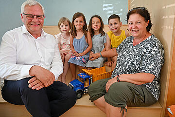 Bürgermeister Thomas Steiner und Personalvertreterin Judith Jagschich-Kos – ebenfalls Leiterin des Kindergartens Oberberg – mit Kindern des Kindergarten Oberberg. 