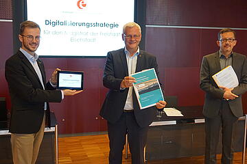 Bürgermeister Thomas Steiner, Stabstellenleiter Sebastian Handler und Experte Ronald Sallmann präsentieren die Digitalisierungsstrategie