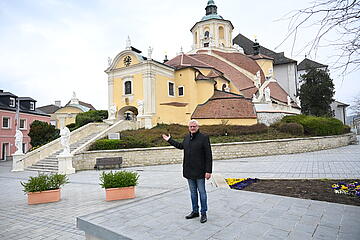 Bürgermeister Thomas Steiner vor der Bergkirche. 