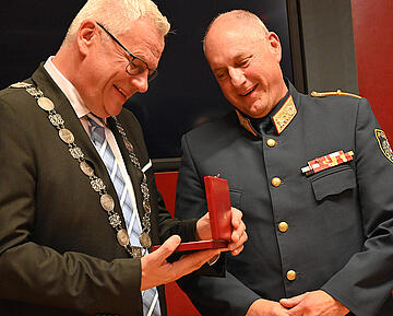Polizeidirektor-Stv. Werner Fasching erhielt aus den Händen von Bürgermeister Thomas Steiner ebenfalls das Goldene Verdienstkreuz. 