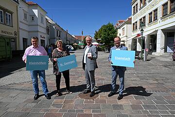 Bürgermeister Thomas Steiner (2.v.r.) mit den Stadtbezirksvorstehern Josef Weidinger (l., Kleinhöflein), Adelheid Hahnekamp (St. Georgen) und 1. Vizebürgermeister Istvan Deli (r., Eisenstadt). 