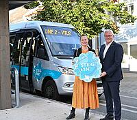 Bürgermeister Thomas Steiner mit Grünen Klubobfrau Anja Haider Wallner bei der Stadtbushaltestelle am Domplatz. 
