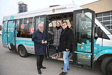 Bürgermeister Thomas Steiner mit Marketing-Leiterin Heike Kroemer und Gemeinderat Josef Weidinger beim Weihnachtsbus. 