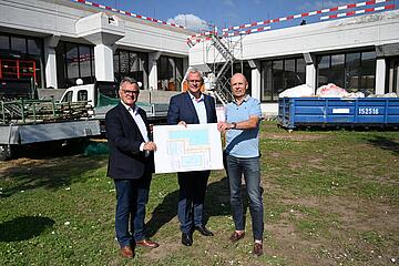 Bürgermeister Thomas Steiner beim gemeinsamen Lokalaugenschein mit Hans Niessl (l.), Präsident der Sport Austria, und Anton Aufner, Präsident des Burgenländischen Schwimmverbandes (r.).. 