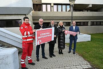 Bürgermeister Thomas Steiner (2.v.l.) mit den Rot-Kreuz Vertretern David Tscheinig und Thomas Wallner sowie Magistratsdirektorin Gerda Török und dem 1. Vizebürgermeister Istvan Deli am Standort des neuen Impfzentrums. 